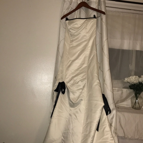 gorgeous gown perfect for prom! - Picture 3 of 6